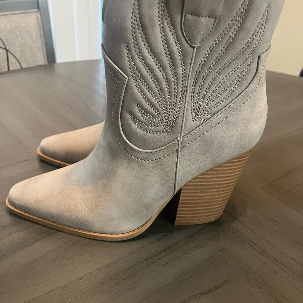 Qupid Light Gray Heeled Boots